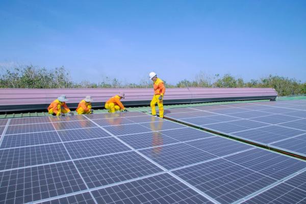 Ipari napelemes rendszerek: hogyan csökkenthetik a vállalkozások energiaköltségeit?